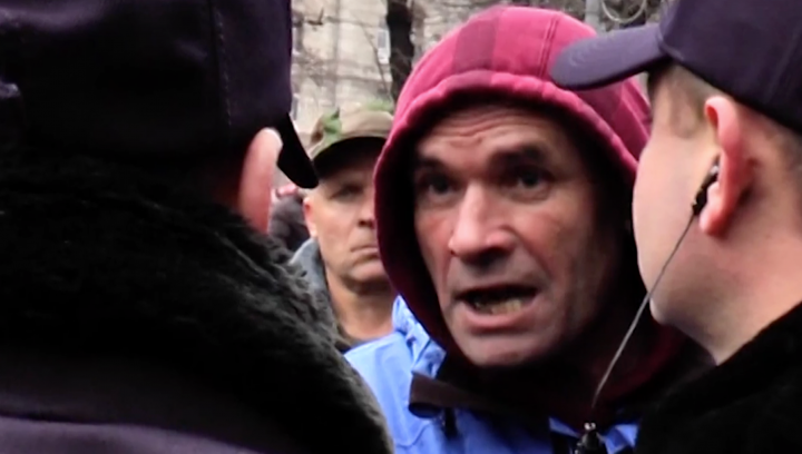 #NUviolenteiDA Jurnalistul Today.MD, lovit cu pumnii şi picioarele de protestatarii DA, diagnosticat cu COMOŢIE CEREBRALĂ