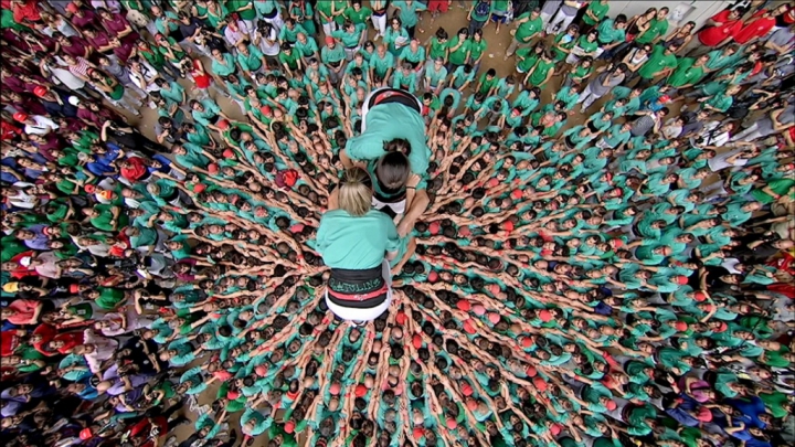 Tradiţie neobişnuită în Catalonia. Zeci de oameni se caţără unii peste alţii (VIDEO)