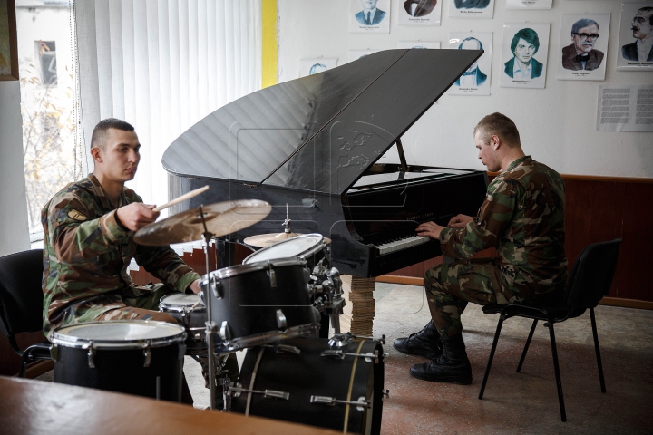 Soldaţi cu suflet de artist. Talentele ascunse ale unor ostaşi îi lasă cu gura căscată pe camarazi (FOTO)