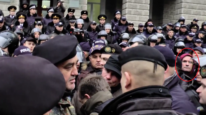 #NUviolenteiDA Jurnalistul Today.MD, lovit cu pumnii şi picioarele de protestatarii DA, diagnosticat cu COMOŢIE CEREBRALĂ