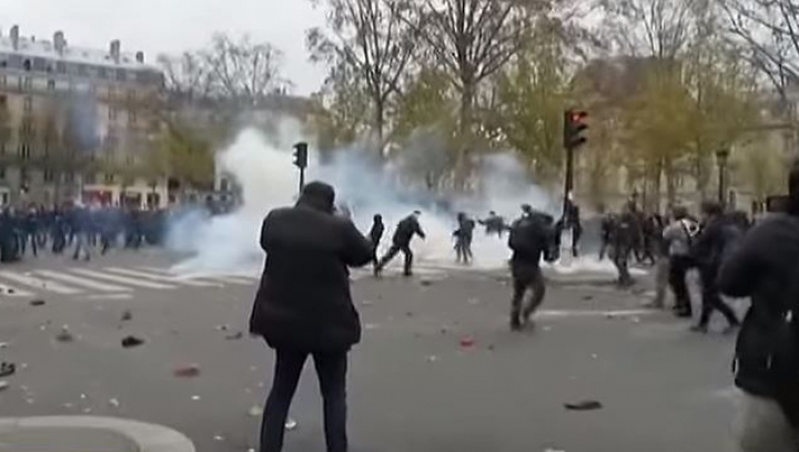 INCIDENTE VIOLENTE la Paris: Mai mulți tineri au protestat, iar forțele de ordine au ripostat (VIDEO)