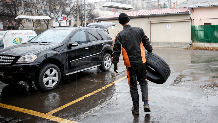 Aglomeraţie la vulcanizările din Chişinău. Şoferii au format cozi interminabile în prag de iarnă (FOTO)