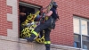 Misiune de salvare inedită! O femeie de 270 de kilograme a fost scoasă cu macaraua de la etajul 3 (FOTO)