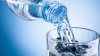 STUDIU: 93% dintre sticlele cu apă îmbuteliată sunt contaminate cu particule de plastic