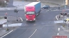 Accident groaznic. Ce rămâne dintr-un TIR, şoferul căruia vede că vine trenul dar trece (VIDEO)