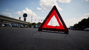 ACCIDENT ÎNFIORĂTOR! O căruţă a fost SPULBERATĂ de pe şosea. Două persoane, în STARE GRAVĂ la spital