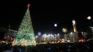 Momente MAGICE! La Betleem s-au aprins luminiţele de pe Pomul de Crăciun