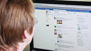 Moldovenii, ÎMPĂTIMIŢI de reţele de socializare. Pentru ce le folosesc mai des