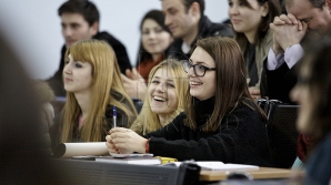 MÂNDRIA MOLDOVEI! Cei mai buni 28 de studenţi care învaţă peste hotare au fost premiaţi la Chişinău