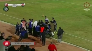 În Kuwait dacă eşti şeic, poţi ieşi pe teren şi bate arbitrul care nu-ţi place (VIDEO)