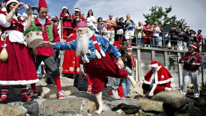 Distracţie de zile mari la Campionatul Mondial al Moşilor Crăciun. Probele la care au fost testaţi
