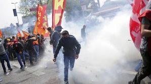 NO COMMENT! Un protest paşnic, înăbuşit cu apă şi fum în Turcia 