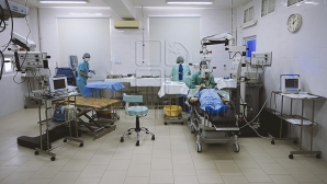 SE ZBAT ÎNTRE VIAȚĂ ȘI MOARTE! Sute de oameni sunt în așteptarea unui transplant