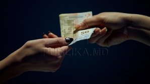 STUDIU RUȘINOS: Fiecare al doilea moldovean a dat mită unui angajat din instituţiile de stat