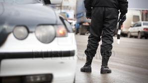 Poliţiştii, la "vânătoarea" şoferilor nedisciplinaţi. Unii au urcat la volan fără permis, iar alţii au circulat cu viteză excesivă