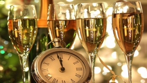 2016 BATE LA UŞĂ! Locuitorii căror ţări de pe glob ciocnesc primii cupele de şampanie