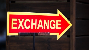 CURS VALUTAR 28 decembrie 2015: Cât costă un euro şi un dolar