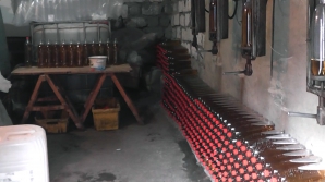 Afacere clandestină cu miros de alcool. Doi soţi din oraşul Codru "fabricau" băuturi spirtoase în garaj