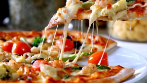 Pizza pe gratis! GESTUL FRUMOS făcut de doi foști combatanți ai armatei ucrainene