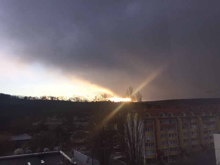 "NORI APOCALIPTICI". O furtună extrem de puternică s-a abătut asupra Chişinăului (FOTO/VIDEO)