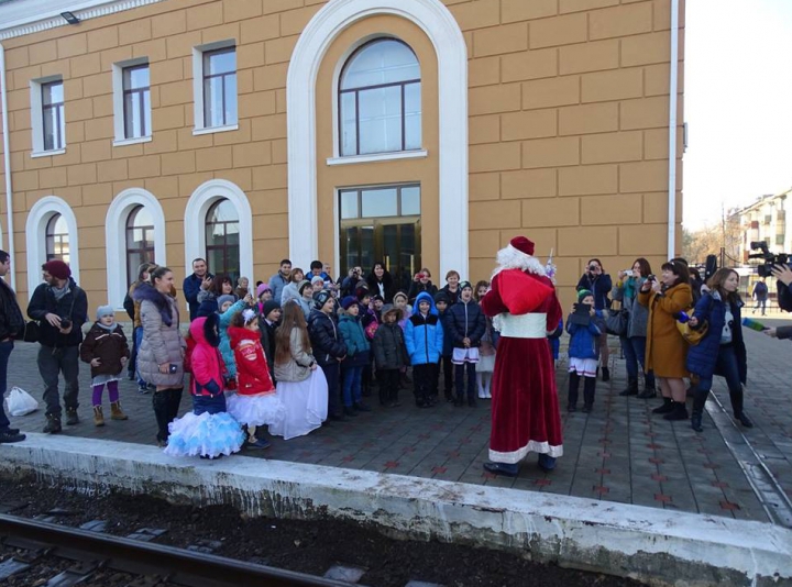 Directorul CFM și Moș Crăciun au ajuns cu trenul la Tiraspol și Tighina (FOTO/VIDEO)