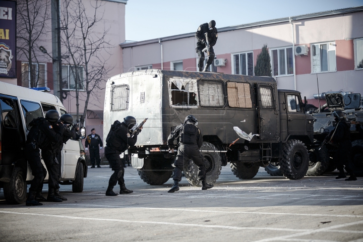 FOCURI DE ARMĂ şi INFRACTORI REŢINUŢI! Brigada "Fulger", în acţiune (FOTOREPORT/VIDEO)