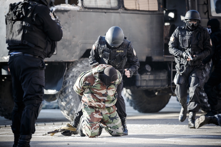 FOCURI DE ARMĂ şi INFRACTORI REŢINUŢI! Brigada "Fulger", în acţiune (FOTOREPORT/VIDEO)