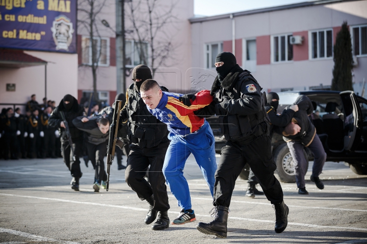 FOCURI DE ARMĂ şi INFRACTORI REŢINUŢI! Brigada "Fulger", în acţiune (FOTOREPORT/VIDEO)