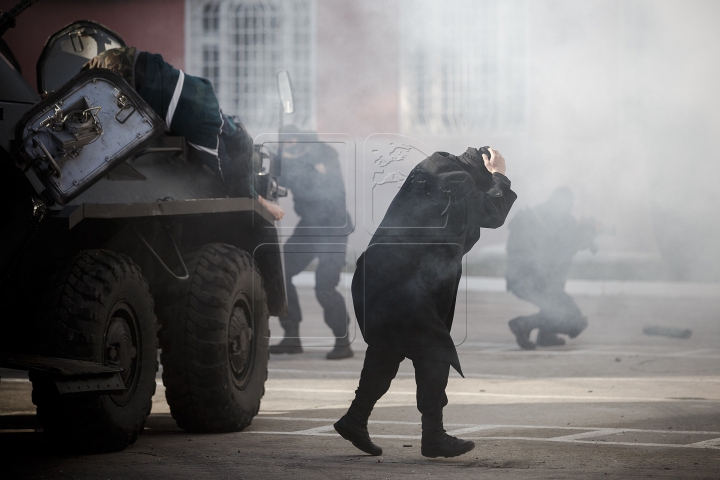 FOCURI DE ARMĂ şi INFRACTORI REŢINUŢI! Brigada "Fulger", în acţiune (FOTOREPORT/VIDEO)