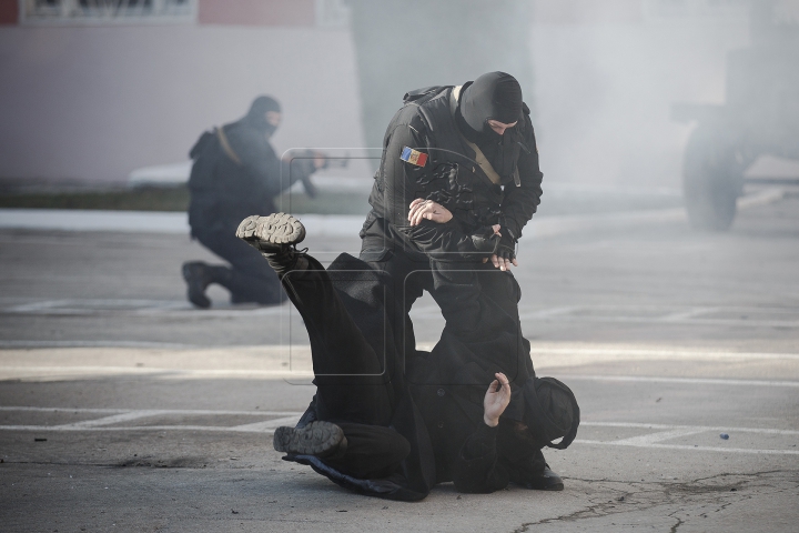 FOCURI DE ARMĂ şi INFRACTORI REŢINUŢI! Brigada "Fulger", în acţiune (FOTOREPORT/VIDEO)