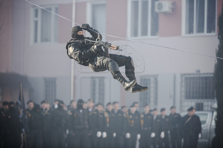 FOCURI DE ARMĂ şi INFRACTORI REŢINUŢI! Brigada "Fulger", în acţiune (FOTOREPORT/VIDEO)