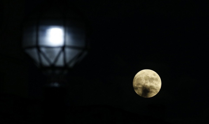 Pentru prima dată în ultimele patru decenii. Poze SPECTACULOASE cu Luna PLINĂ de Crăciun