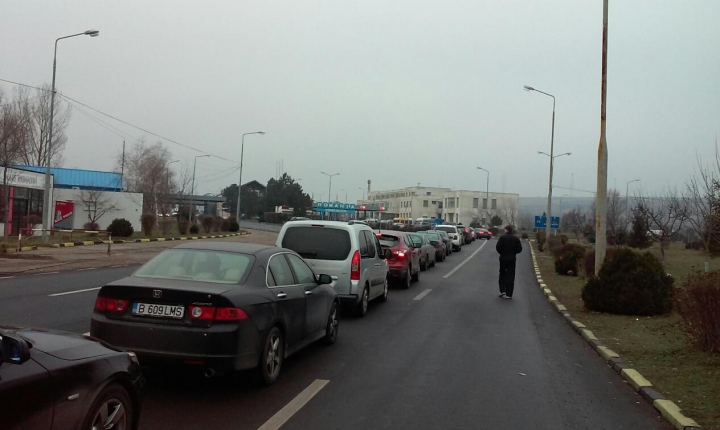 Momentul în care moldovenii fug din ţară. Aglomeraţie-monstru la Leuşeni-Albiţa (FOTO)