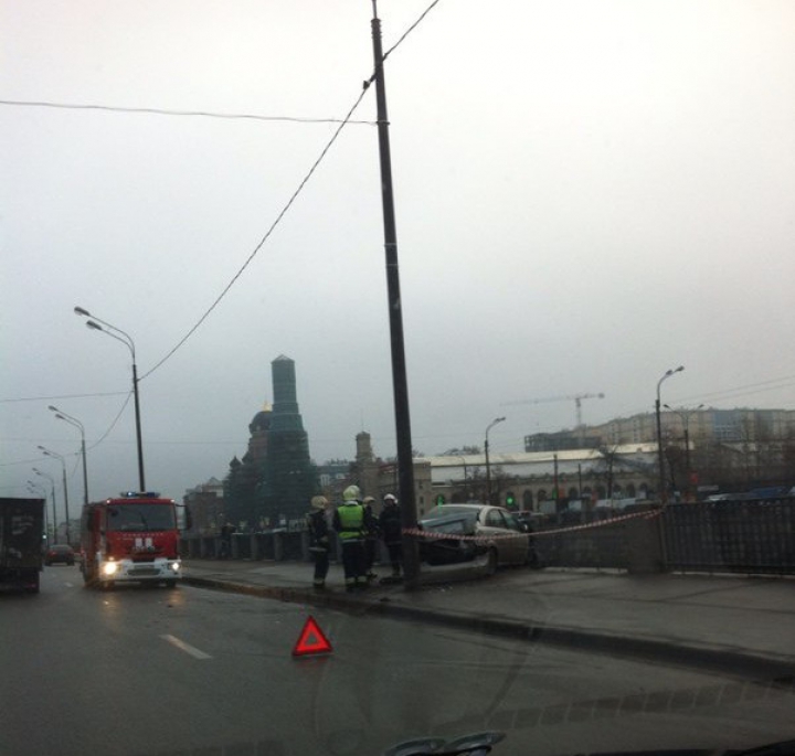 "Peştii sunt stresaţi". Doi şoferi au căzut cu maşinile în apă, iar altul s-a oprit în gard (FOTO)