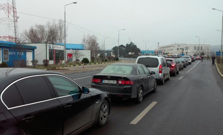 Momentul în care moldovenii fug din ţară. Aglomeraţie-monstru la Leuşeni-Albiţa (FOTO)