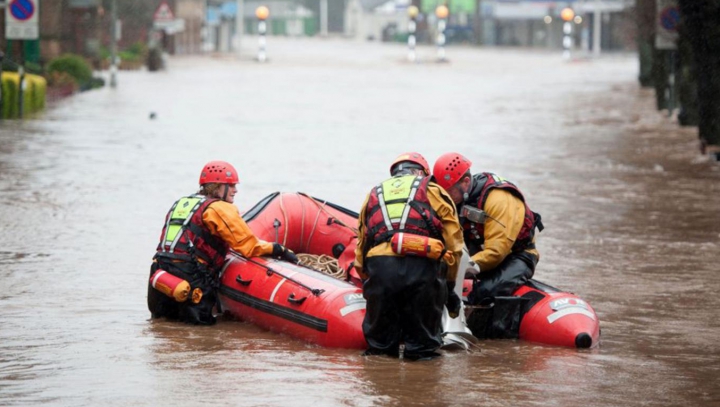 Situaţie de criză în Marea Britanie după ce ţara a fost lovită de ploi abundente