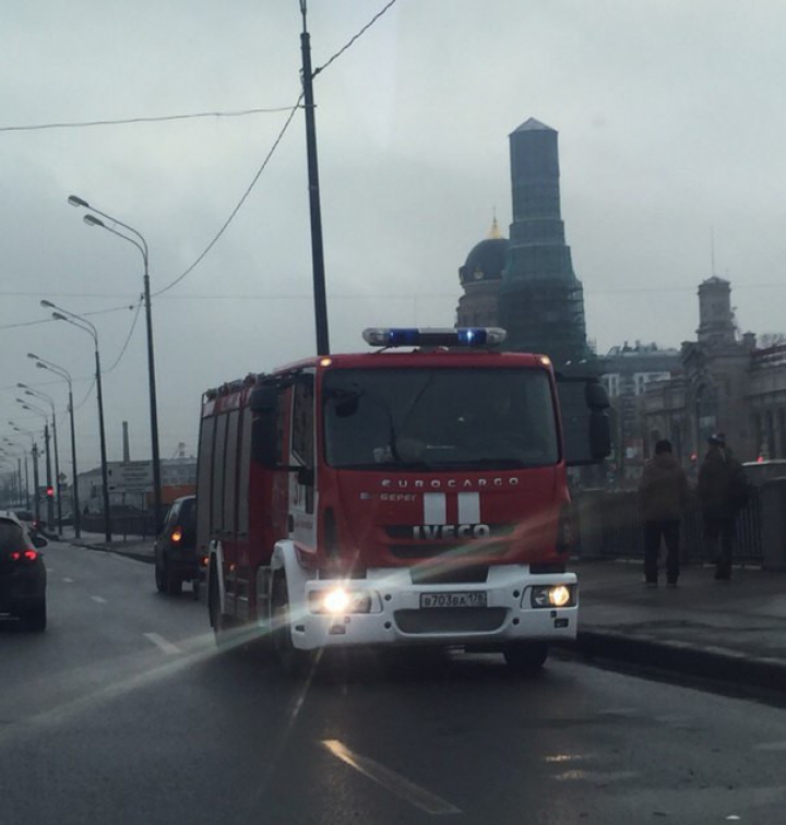 "Peştii sunt stresaţi". Doi şoferi au căzut cu maşinile în apă, iar altul s-a oprit în gard (FOTO)