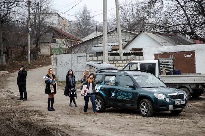 SURPRIZE pentru o familie cu cinci copii. Fundația Edelweiss a venit în vizită (FOTOREPORT)