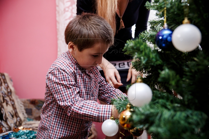 SURPRIZE pentru o familie cu cinci copii. Fundația Edelweiss a venit în vizită (FOTOREPORT)