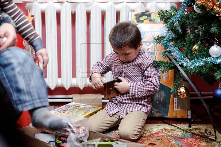 SURPRIZE pentru o familie cu cinci copii. Fundația Edelweiss a venit în vizită (FOTOREPORT)