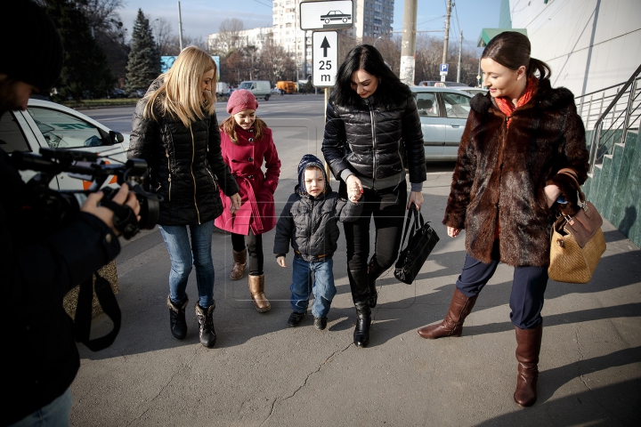 "Fii mai bun de Crăciun". Canal 2 a întins o mână de ajutor familiei refugiate din Donbas (VIDEO)