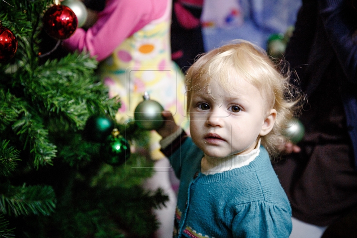 Surpriză de la Edelweiss. Fundaţia a ajutat o familie cu şase copii din Capitală (FOTOREPORT)