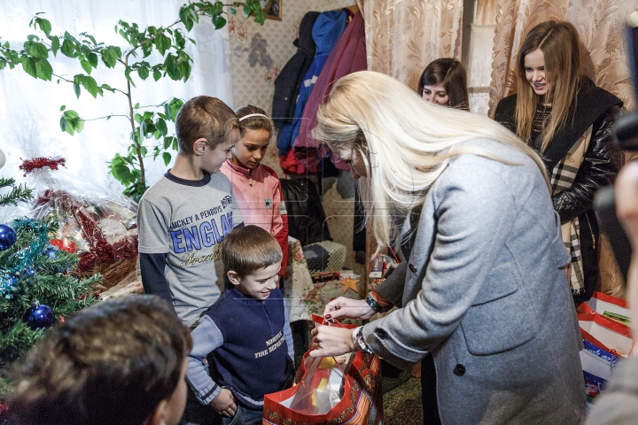 Campania "Casa plină de Crăciun" a ajuns la final. O familie din Hânceşti, vizitată de Edelweiss