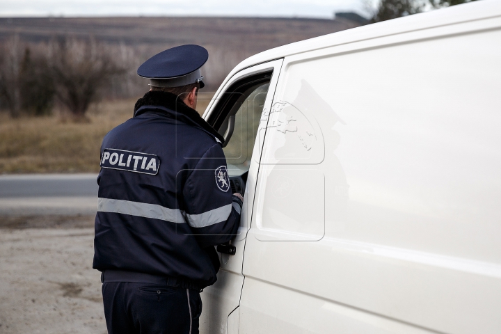 Operaţiunea "ESCORTA". Zeci de şoferi s-au ales cu amenzi pe traseul Chişinău-Bălţi (FOTOREPORT)