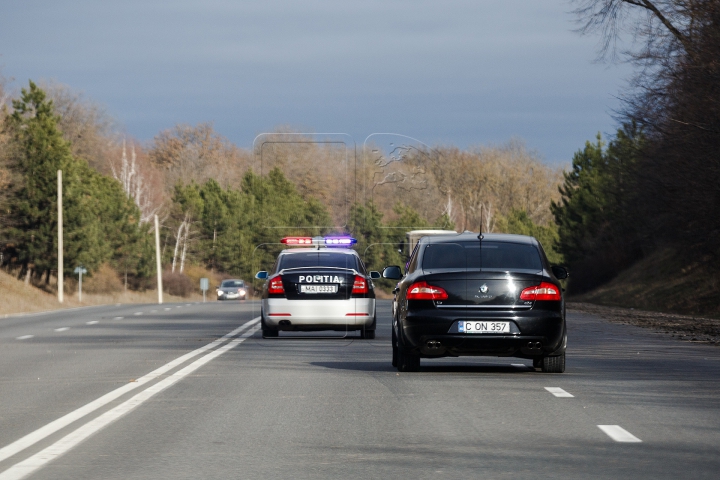 Operaţiunea "ESCORTA". Zeci de şoferi s-au ales cu amenzi pe traseul Chişinău-Bălţi (FOTOREPORT)