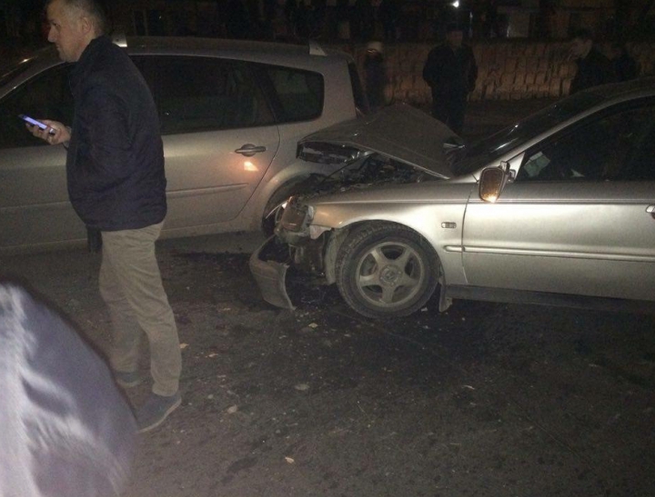 ACCIDENT ÎN LANȚ pe bulevardul Dacia. Trei mașini parcate pe marginea drumului, avariate (FOTO/VIDEO)