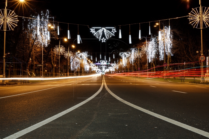 ATMOSFERĂ DE BASM! Trei milioane de beculeţe au împodobit străzile din Bucureşti (FOTOREPORT)