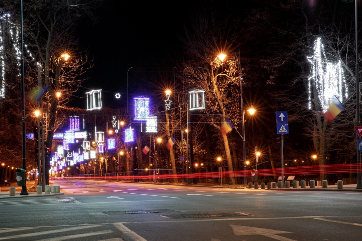 ATMOSFERĂ DE BASM! Trei milioane de beculeţe au împodobit străzile din Bucureşti (FOTOREPORT)