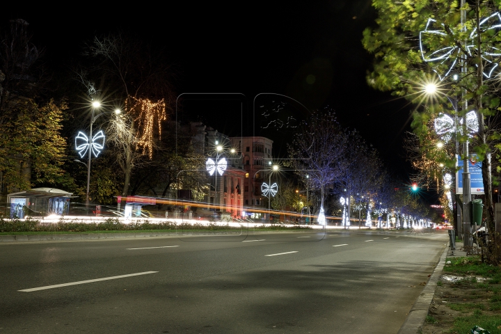 ATMOSFERĂ DE BASM! Trei milioane de beculeţe au împodobit străzile din Bucureşti (FOTOREPORT)