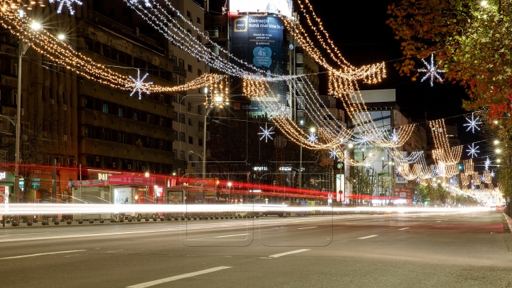 ATMOSFERĂ DE BASM! Trei milioane de beculeţe au împodobit străzile din Bucureşti (FOTOREPORT)